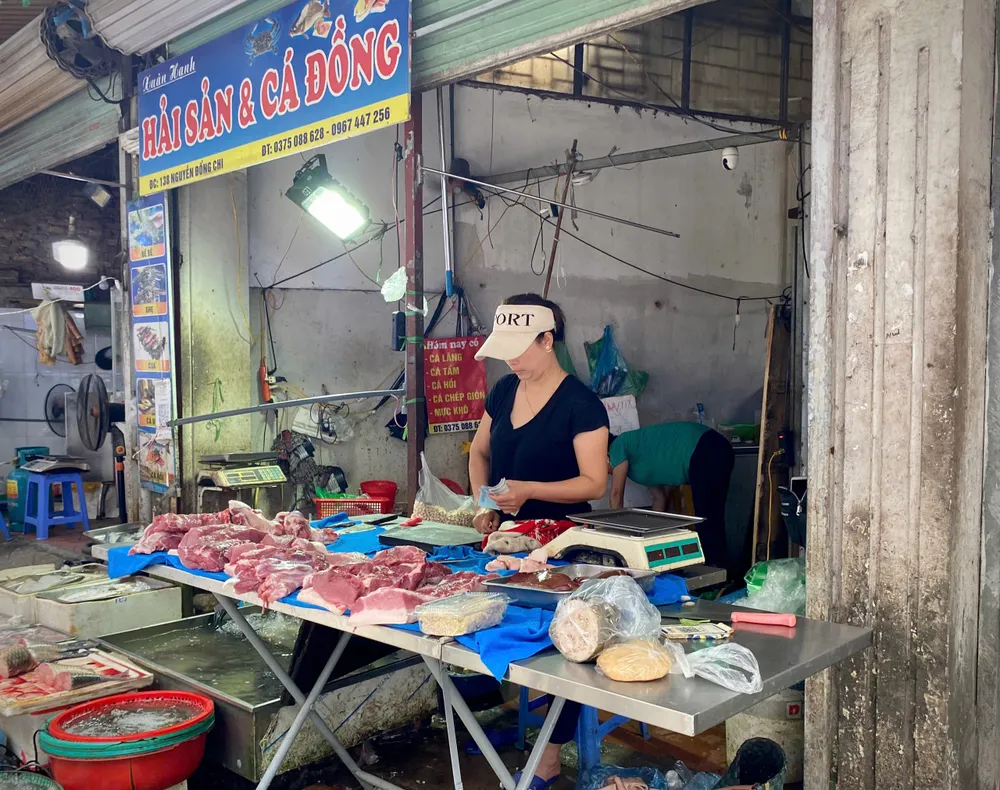 Giá thịt lợn ổn định do có nguồn cung, tuy nhiên, mặt hàng thủy hải sản lại có giá tăng nhẹ sau bão số 3. Ảnh: MINH TRÚC sau bão số 3 1.jpg