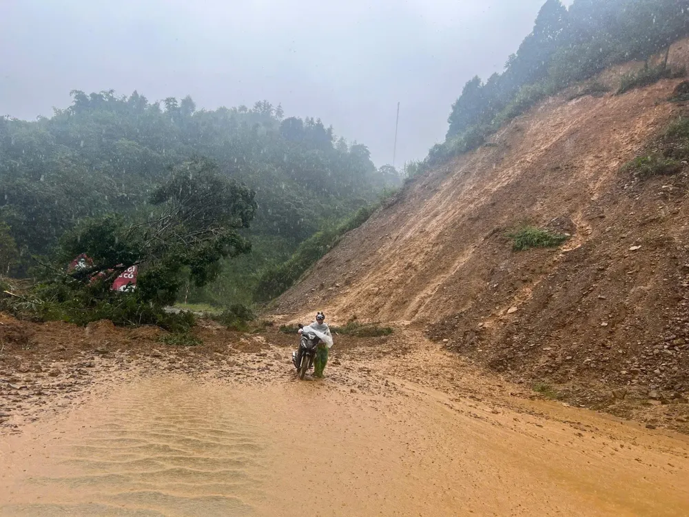 Sạt lở khiến nhiều tuyến đường ở Sa Pa bị chia cắt. Ảnh: CTV Thị xã Sa Pa 2.jpg