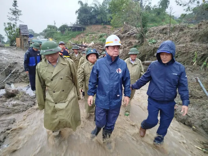Bộ trưởng Lê Minh Hoan đã thị sát tình hình mưa bão trên địa bàn thị xã Sa Pa. Ảnh: Bộ NN&PTNT Thị xã Sa Pa.jpg