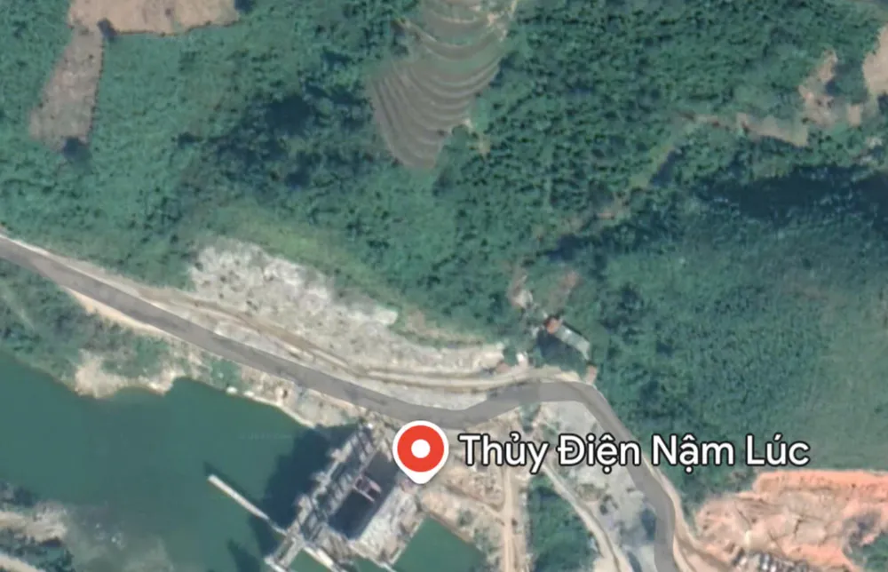 Nhà điều hành nhà máy thủy điện Đông Nam Á - Nậm Lúc từ hình ảnh vệ tinh. Thêm 5 người mất tích ở nhà máy thủy điện Đông Nam Á - Nậm Lúc
