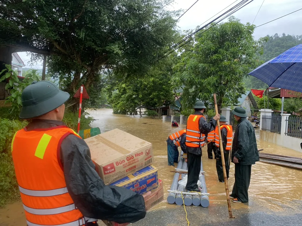 Đến sáng 10-9, nhiều khu vực của thị trấn Phố Ràng, huyện Bảo Yên vẫn rất khó tiếp cận. Ảnh: Báo Lào Cai thị trấn Phố Ràng Lào Cai 2.jpg