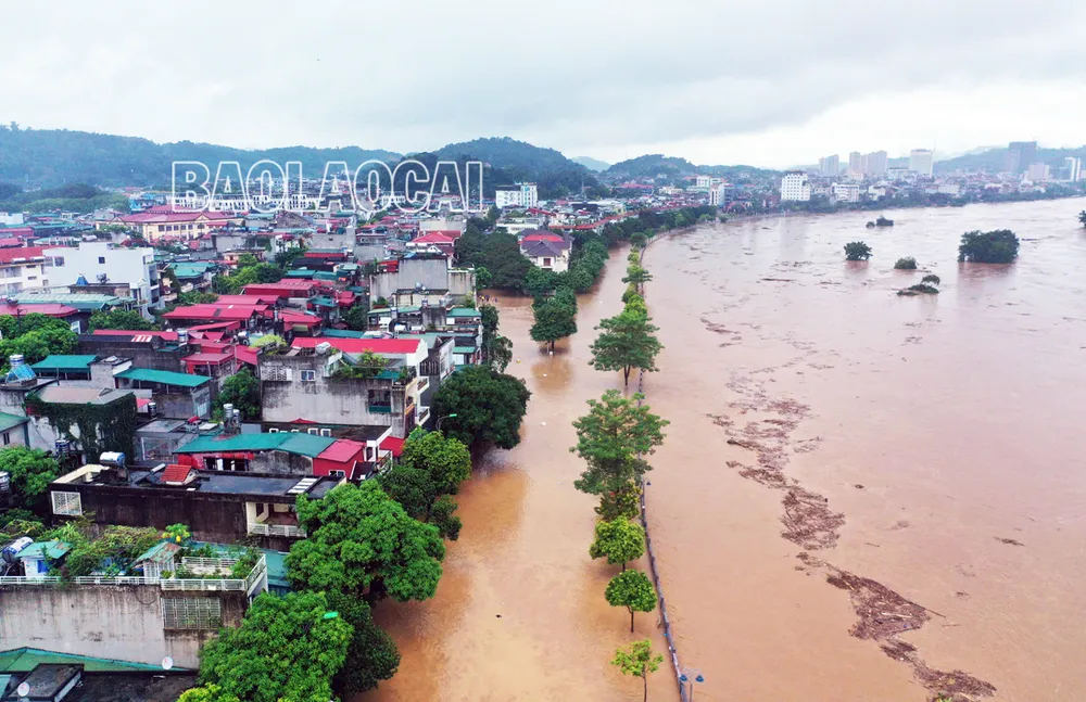 Mưa to trên diện rộng đã khiến nhiều xã, huyện ở tỉnh Lào Cai ngập sâu trong nước. Ảnh: Báo Lào Cai tỉnh lào cai.jpg