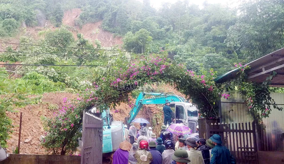 Vụ sạt lở đất bất ngờ trong đêm khiến 3 người trong một gia đình tại xã Mường Vi (huyện bát Xát, tỉnh Lào Cai) tử vong. Ảnh: CTV Tỉnh Lào Cai