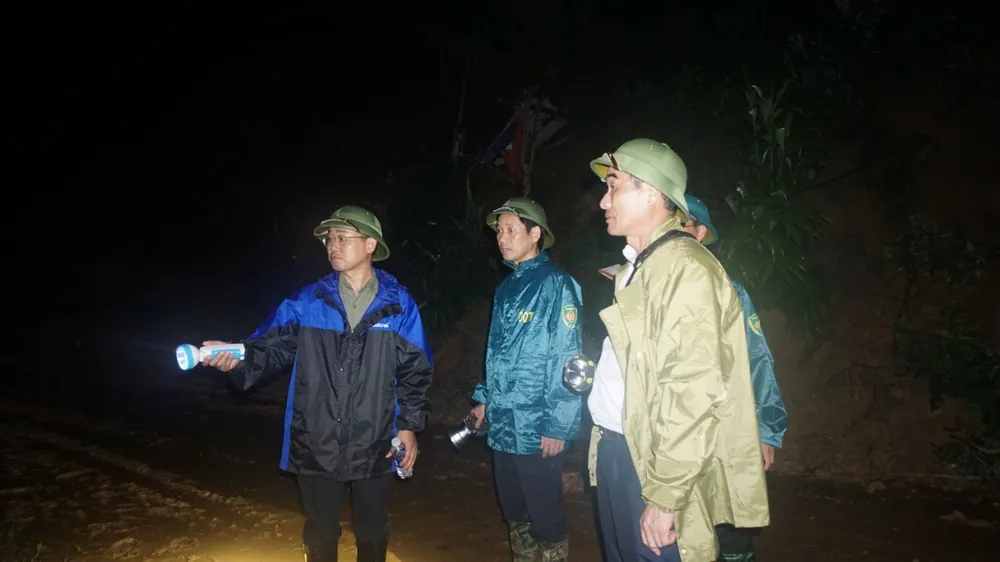 Chính quyền địa phương bàn phương án tiếp cận hiện trường. Ảnh: CTV nhà điều hành thủy điện Đông Nam Á - Nậm Lú 1.jpg