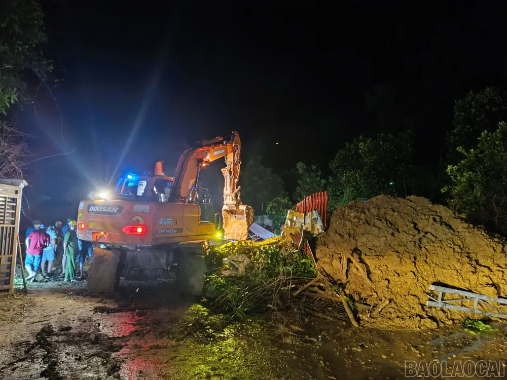 Công cuộc tìm kiếm các nạn nhân trong vụ sạt lở tại thôn Bản Bát (xã Yên Sơn) diễn ra trong đêm. Ảnh: Báo Lào Cai sạt lở nghiêm trọng 1.jpg