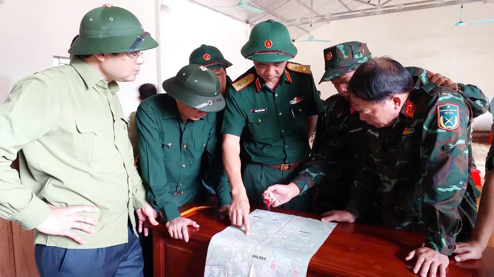 Trung tướng Phạm Hồng Chương kết luận phương án mở đường độc đạo đưa bộ đội, phương tiện vào cứu dân. Ảnh: CTV thôn Làng Nủ 1.jpg