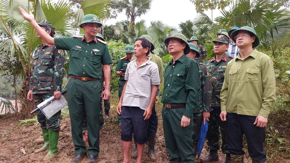 Trung tướng Phạm Hồng Chương - Tư lệnh Quân khu 2, nghe người dân địa phương thông tin về trận lũ quét. Ảnh: CTV thôn Làng Nủ 3.jpg