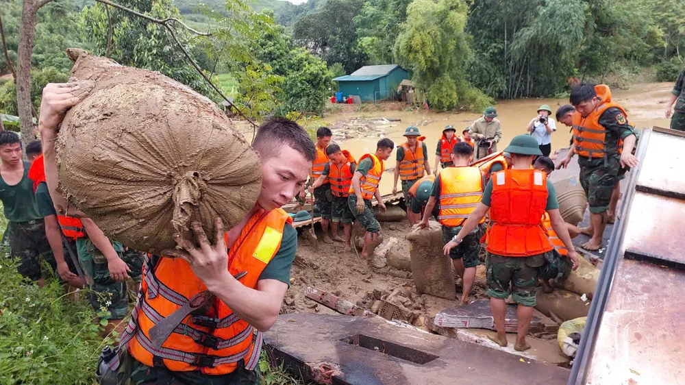 Yêu cầu đặt ra là công tác tìm kiếm cứu nạn phải tiến hành khẩn trương, đảm bảo an toàn cho các lực lượng. Ảnh: CTV thôn Làng Nủ 5.jpg