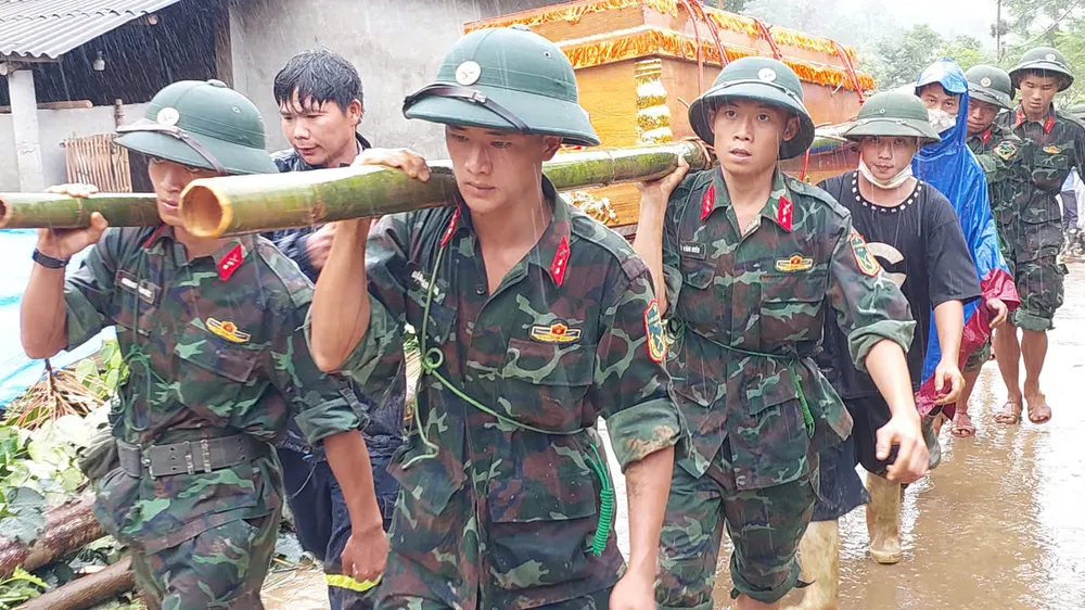 Thi thể của những nạn nhân trong vụ lũ quét, sạt lở nghiêm trọng được bàn giao cho thân nhân và địa phương mai táng. Ảnh: CTV thôn Làng Nủ 6.jpg