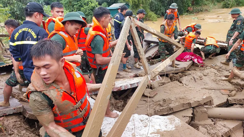 300 chiến sĩ được huy động vào khu vực xã Phúc Khánh để tham gia tìm kiếm người mất tích. Ảnh: CTV thôn Làng Nủ 8.jpg