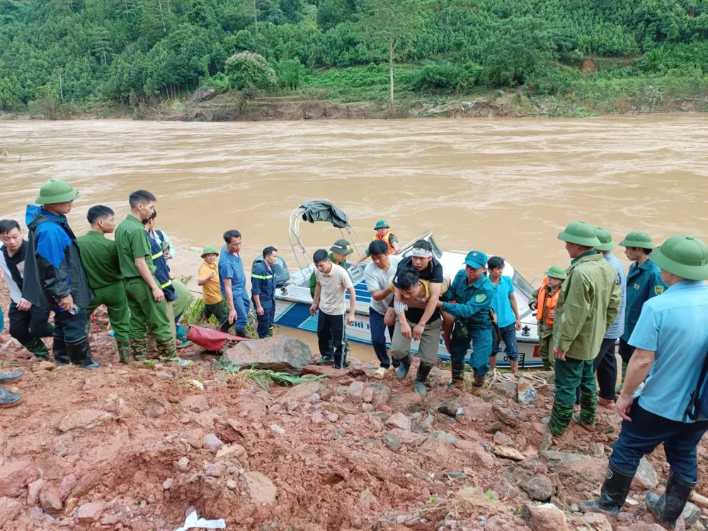11 người bị thương nặng tại vụ sạt lở tại thôn Nậm Tông, xã Nậm Lúc, huyện Bắc Hà, tỉnh Lào Cai, đã được đưa đi cấp cứu tại Phòng khám đa khoa Bảo Nhai. Ảnh: CTV tỉnh Lào Cai