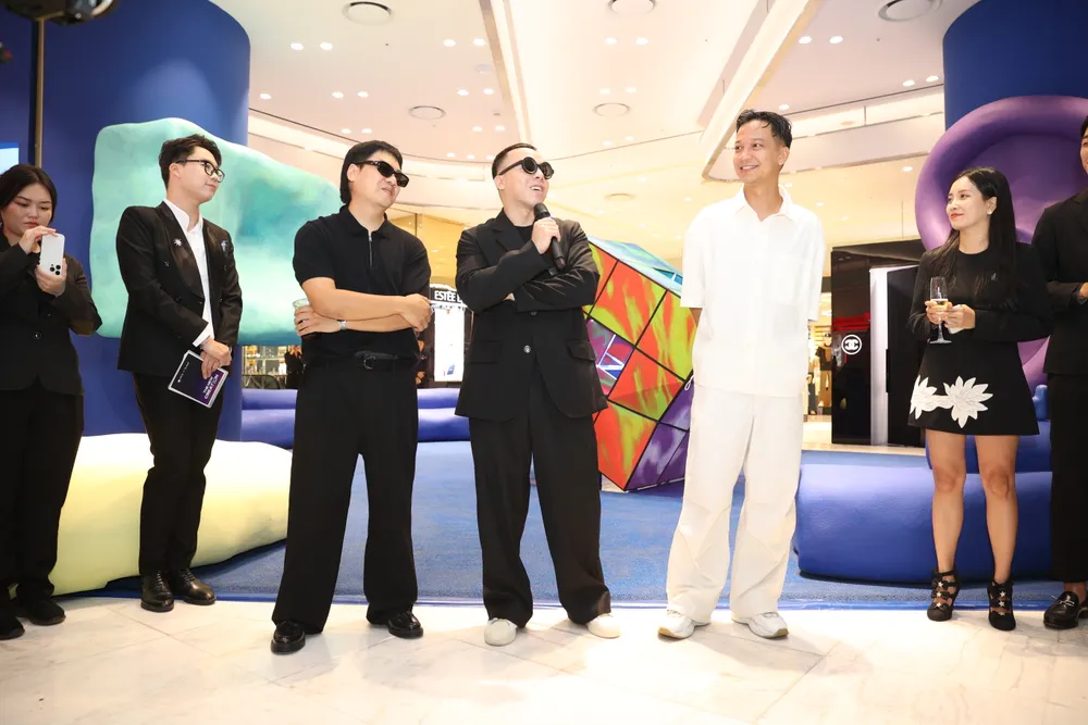 Hoàng Touliver hồi tưởng về ký ức tuổi thơ tại Hà Nội, được anh gửi gắm vào không gian nghệ thuật. Ảnh: MINH TRÚC 034A6850.JPG