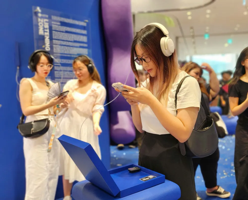 Bạn Mai Hương cho biết, đến với không gian nghệ thuật này, bạn khá bất ngờ vì được trải nghiệm cả về thính giác và thị giác. "Những sản phẩm của anh Touliver rất bắt mắt và có ý nghĩa. Khi đeo tai nghe và lắng nghe những giai điệu, cũng là sản phẩm của anh, mình cảm thấy tâm hồn thư thái hơn". Ảnh: MINH TRÚC IMG_0118.jpeg