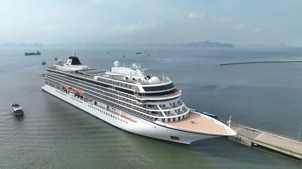 Tàu Viking Orion từ Hồng Kông (Trung Quốc) cập cảng tàu khách quốc tế Hạ Long (Quảng Ninh) sáng nay. Ảnh: CTV khách quốc tế thứ 3 triệu...jpeg