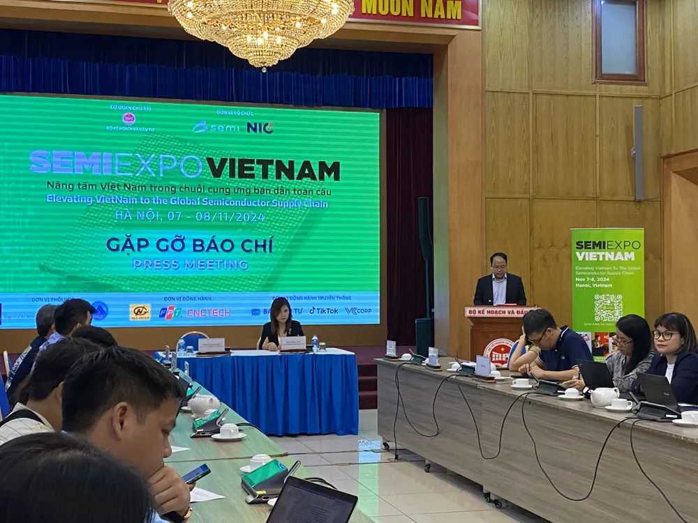Ông Vũ Quốc Huy - Giám đốc Trung tâm Đổi mới sáng tạo Quốc gia (NIC) thông tin về Triển lãm ngành công nghệ bán dẫn Việt Nam 2024. Ảnh: MINH TRÚC Công nghiệp bán dẫn