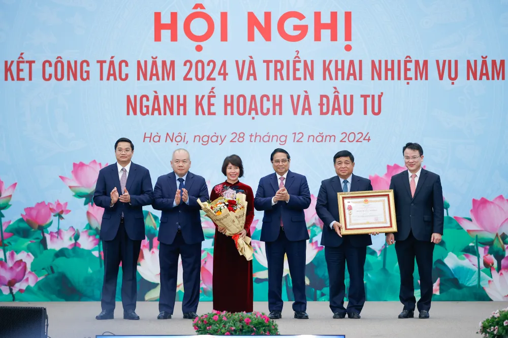 Thủ tướng trao.jpg