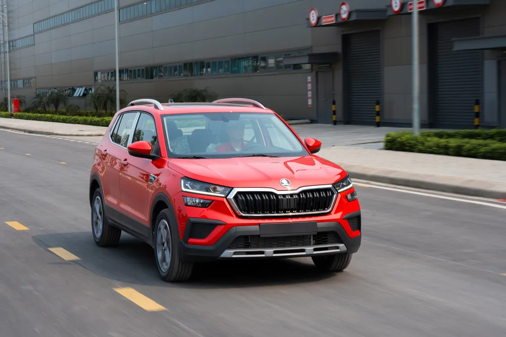 Nhà máy sản xuất ô tô 1.jpg