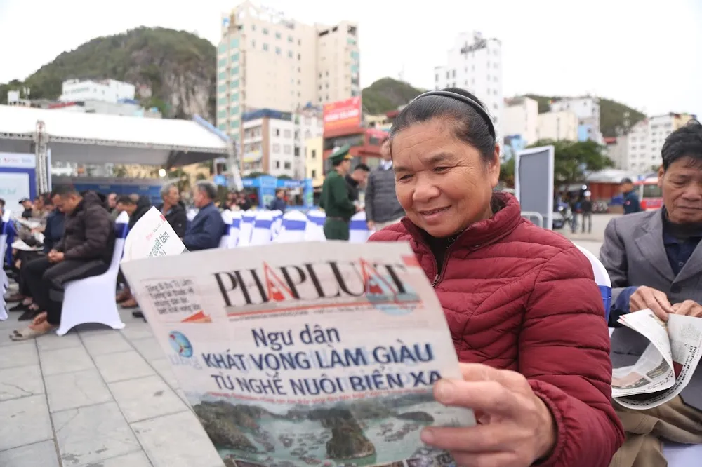 Cùng ngư dân thắp sáng đèn trên biển Hải Phòng 1.JPG