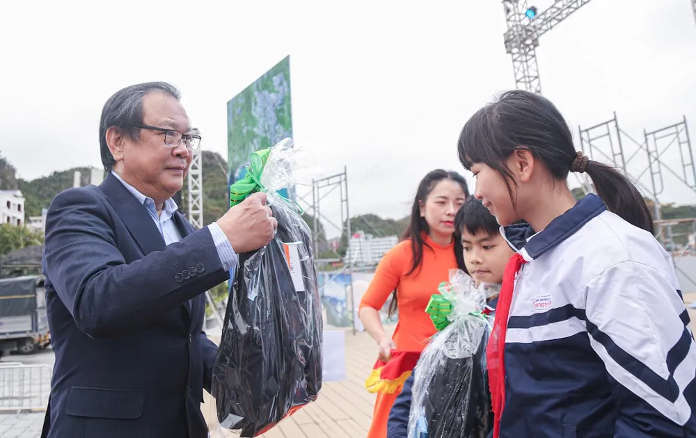 Cùng ngư dân thắp sáng đèn trên biển Hải Phòng 11.JPG