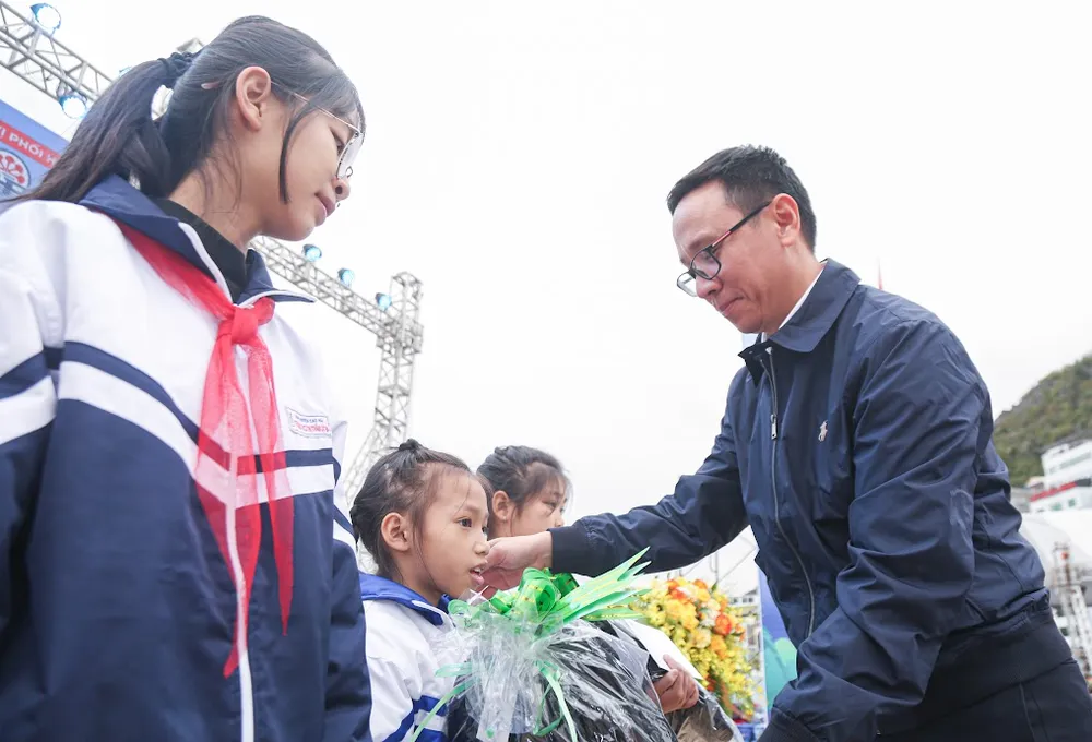 Cùng ngư dân thắp sáng đèn trên biển Hải Phòng 13.JPG