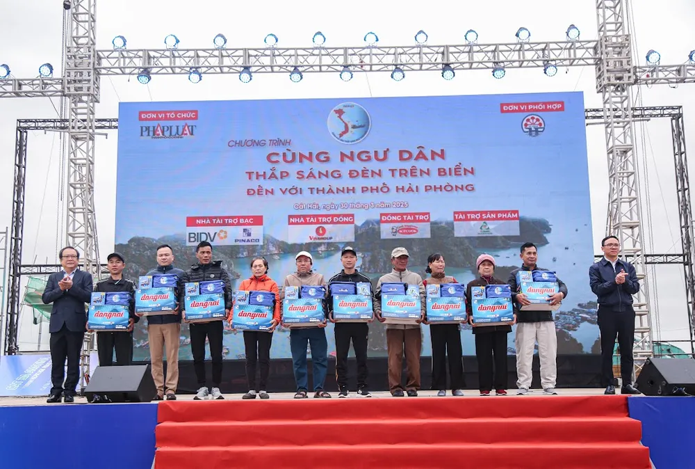 Cùng ngư dân thắp sáng đèn trên biển Hải Phòng 18.1.JPG