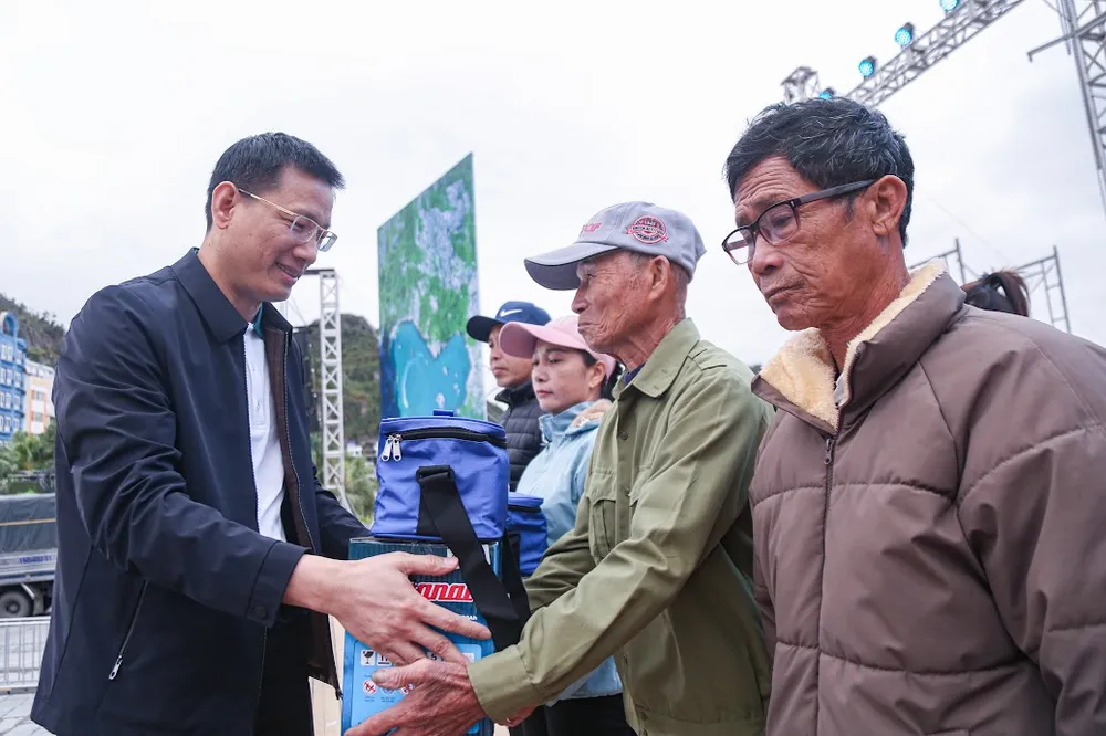 Cùng ngư dân thắp sáng đèn trên biển Hải Phòng 19.JPG