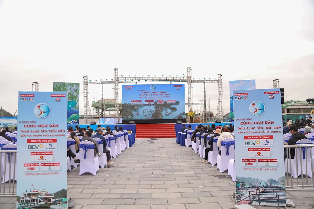 Cùng ngư dân thắp sáng đèn trên biển Hải Phòng 8.JPG