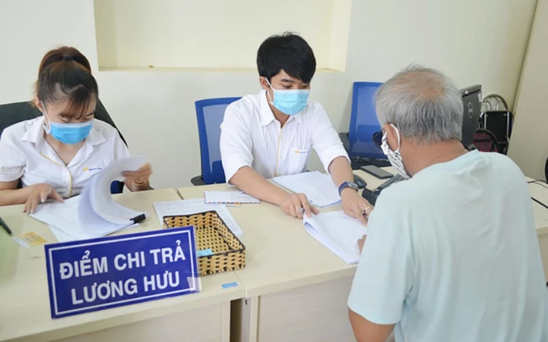 Thủ tướng chỉ đạo chi trả lương hưu, trợ cấp bảo hiểm xã hội tháng 5 sớm, thay vì đợi đến đầu tháng 5. Ảnh: VGP