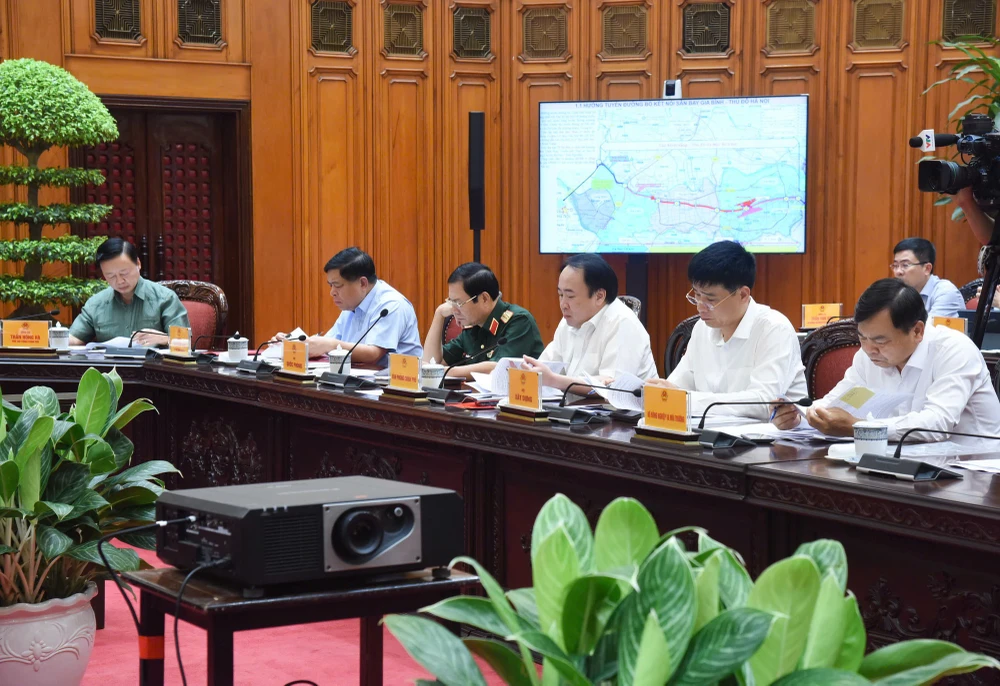 Các đại biểu tham dự cuộc họp. Ảnh: VGP Sân bay GIa Bình TTg 1.jpg