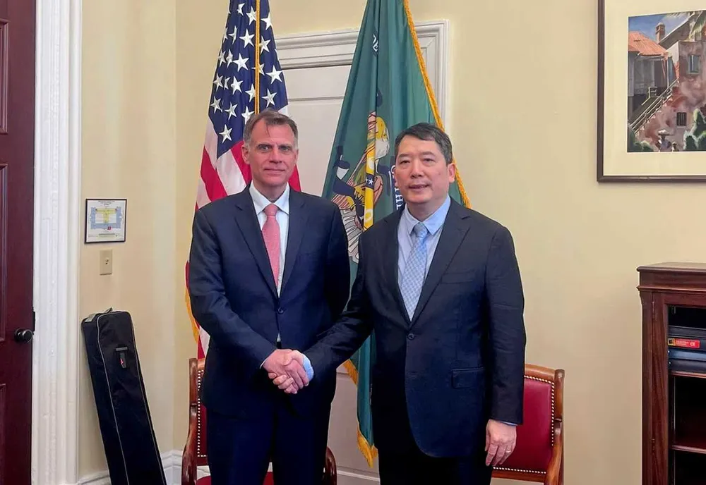 Thứ trưởng Bộ Tài chính Cao Anh Tuấn và ông Robert Kaproth, Trợ lý Bộ trưởng phụ trách tài chính quốc tế Bộ Tài chính Mỹ. Ảnh: BTC Hợp tác kinh tế tài chính