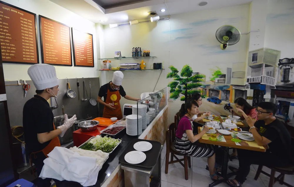 Nhiều chủ quán bún, phở... loay hoay không biết làm sao để kê khai thuế, chuyển mình vì nhiều nguyên liệu được mua ngoài chợ, không có hóa đơn đầu vào. Ảnh: MINH TRÚC hộ kinh doanh 4.jpg