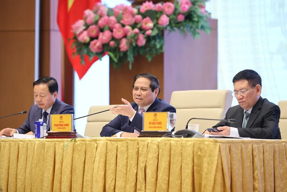 Thủ tướng Phạm Minh Chính trực tiếp trao đổi, trả lời nhiều kiến nghị, đề xuất của doanh nghiệp. Ảnh: VGP hàng trong nước sản xuất.jpg