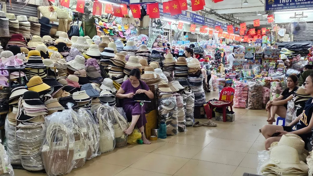 Nhiều hộ kinh doanh tại chợ Đồng Xuân (Hà Nội) loay hoay với quy định về xuất hoá đơn điện tử. Hộ kinh doanh tại chợ Đồng Xuân (Hà Nội) loay hoay với quy định về xuất hoá đơn điện tử.
