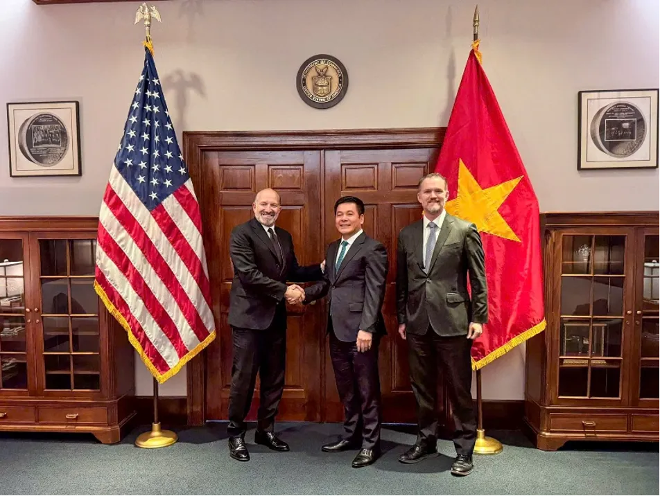 Từ trái sang phải: Bộ trưởng Bộ Thương mại Mỹ Howard Lutnick, Bộ trưởng Bộ Công thương Việt Nam Nguyễn Hồng Diên và Đại sứ Jamieson Greer, Trưởng Đại diện Thương mại Mỹ. bộ trưởng Nguyễn Hồng Diên 1.png
