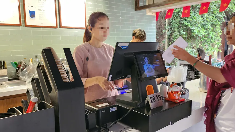 Chủ một quán cà phê tại quận Nam Từ Liêm (Hà Nội) cho rằng tính thuế trên doanh thu không phản ánh đúng bản chất kinh doanh. Ảnh: MINH TRÚC tính thuế trên doanh thu