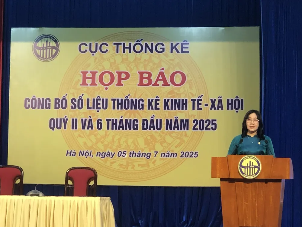 Cục trưởng Cục Thống kê Nguyễn Thị Hương thông tin về tình hình kinh tế - xã hội quý 2. Ảnh: M.T doanh nghiệp rút lui khỏi thị trường.jpg
