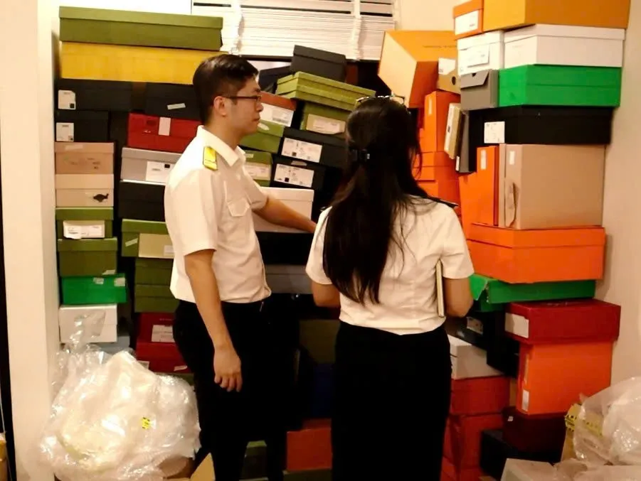 Thuế TP Hà Nội kiểm tra hàng hoá gồm quần áo, giầy dép... của Nguyễn Thị Thu Hường. Ảnh: Thuế TP Hà Nội Thuế TP hà Nội 1.jpg