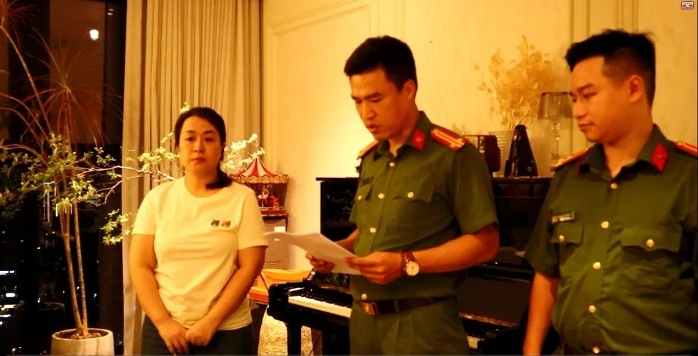Cơ quan điều tra làm việc với chị Nguyễn Thị Thu Hường. Ảnh: Thuế TP Hà Nội Thuế TP hà Nội.jpg