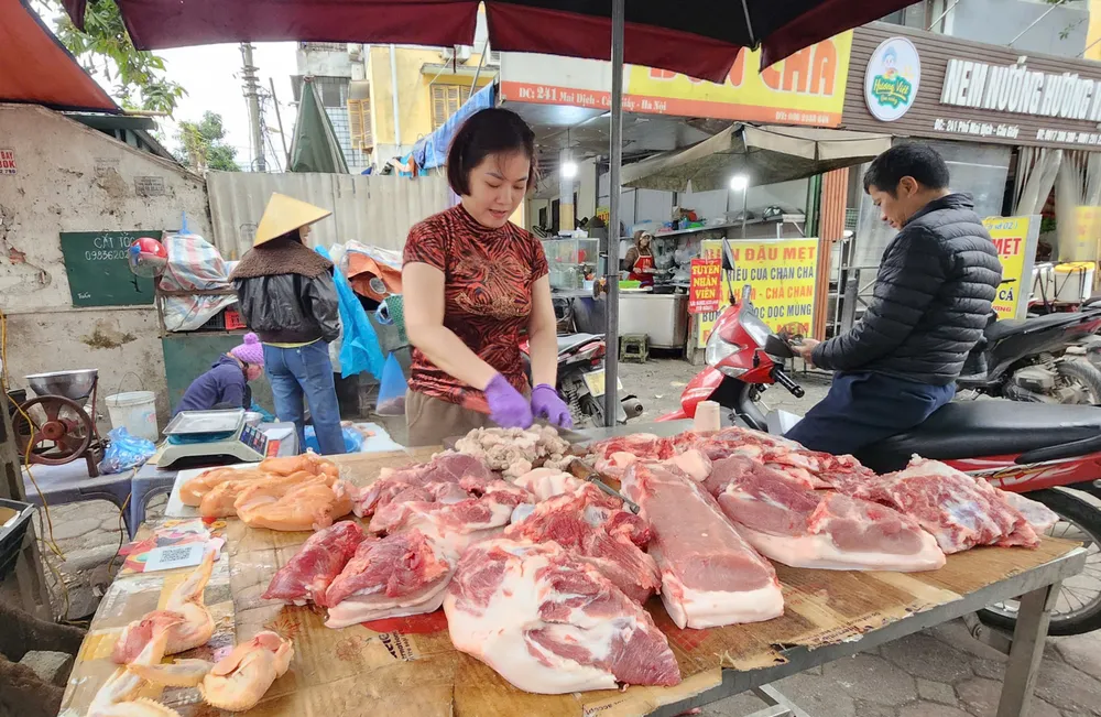 Giá cả leo thang, mức giảm trừ gia cảnh hiện nay được cho là không còn phù hợp. Ảnh: MINH TRÚC giá thịt lợn.jpg