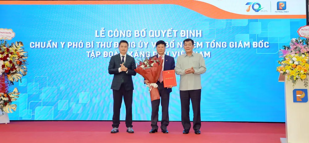 Ông Nguyễn Đức Phong, Phó Bí thư Đảng uỷ Chính phủ và ông Phạm Văn Thanh, Chủ tịch HĐQT Petrolimex trao Quyết định và tặng hoa chúc mừng tân Tổng Giám đốc Lưu Văn Tuyển. Ảnh: M.T tập đoàn petrolimex.jpg