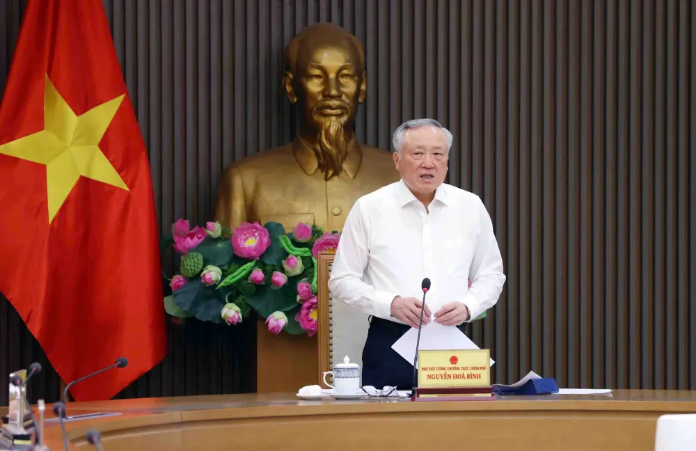 Phó Thủ tướng Thường trực Nguyễn Hòa Bình yêu cầu tập trung tuyên truyền nhanh, chính xác thông tin chính thống và đẩy mạnh công tác giáo dục chính trị, tư tưởng. Ảnh: VGP