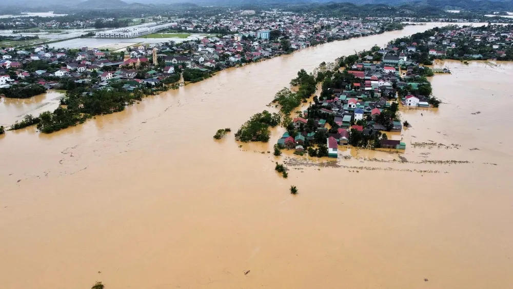 Thủ tướng Chính phủ đề nghị Chủ tịch UBND các tỉnh, thành phố, phối hợp chặt chẽ với Ủy ban Trung ương MTTQ Việt Nam và Tập đoàn Vingroup trong việc triển khai gói hỗ trợ cho đồng bào bị thiệt hại do bão số 10 và mưa lũ.
