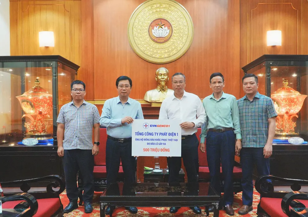 Tổng Giám đốc EVNGENCO1 Lê Hải Đăng (thứ ba từ phải sang) trao tặng 500 triệu đồng ủng hộ đồng bào khắc phục thiệt hại do bão lũ.