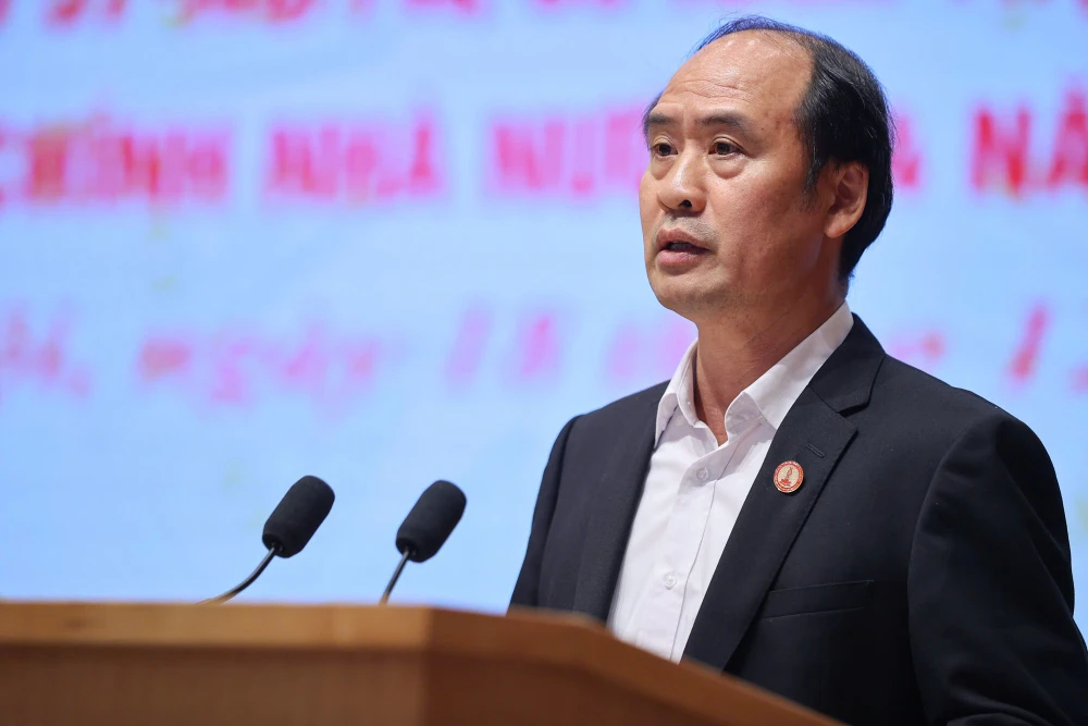 Thứ trưởng Bộ Nội vụ Nguyễn Văn Hồi trình bày Báo cáo tại Hội nghị. Ảnh: VGP