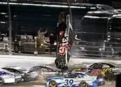 VIDEO: Tay đua NASCAR sống sót kỳ diệu sau tai nạn lật xe kinh hoàng