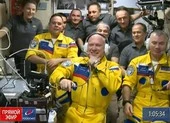 Ông Zelensky giục Nga đàm phán toàn diện chấm dứt cuộc chiến ảnh 2 Phía Moscow nói về đồn đoán phi hành gia Nga mặc áo vàng ủng hộ Ukraine