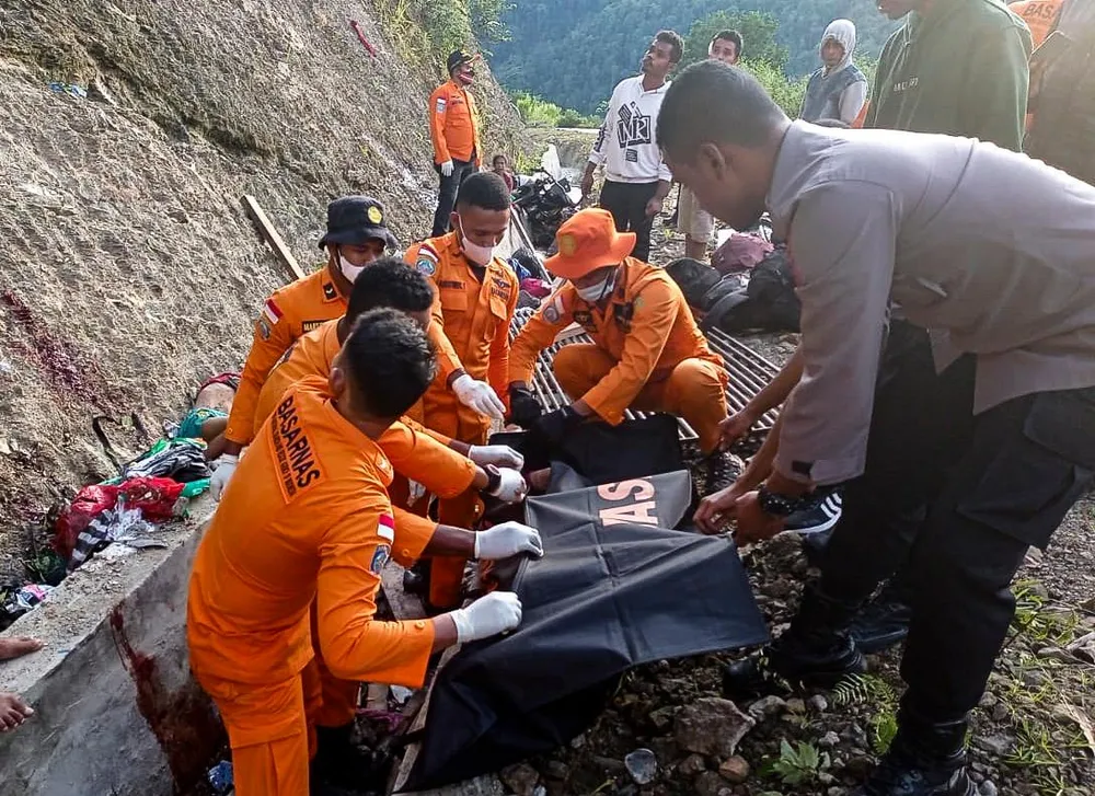 Lực lượng cứu hộ gom thi thể người bị nạn. Ảnh: EPA-EFE Lực lượng cứu hộ gom thi thể người bị nạn. Ảnh: EPA-EFE