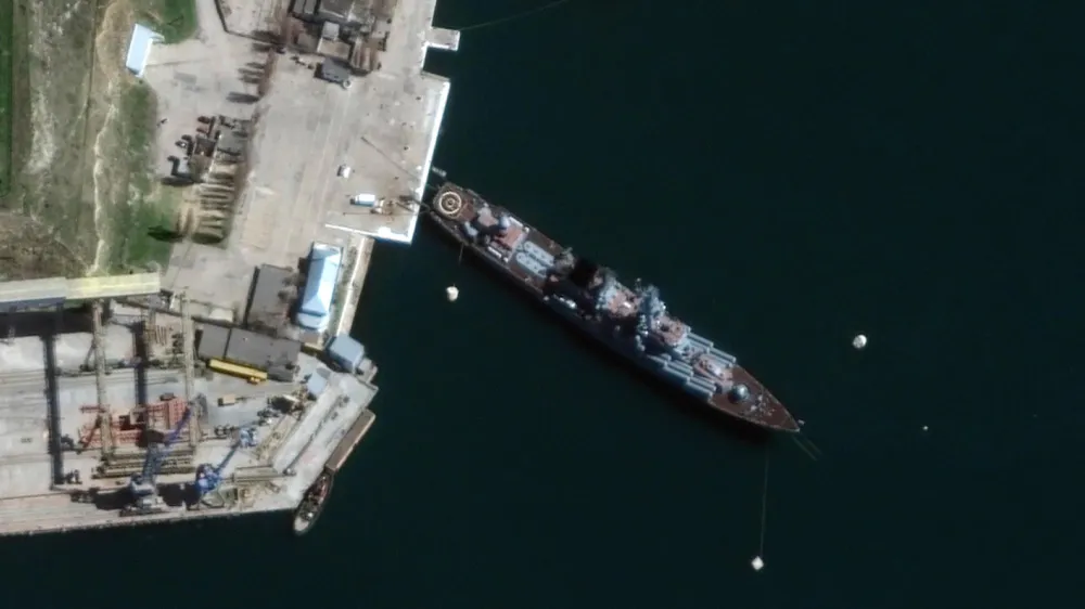 Tàu chủ chốt của Hạm đội Biển Đen Nga - tàu tuần dương Moskva nhìn từ vệ tinh, ảnh chụp ngày 7-4. Ảnh: MAXAR
