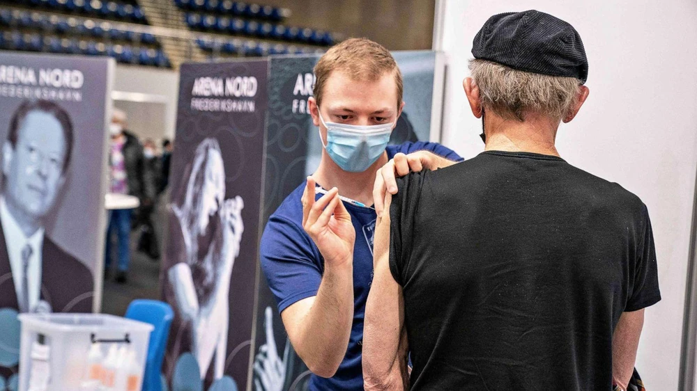 Một người dân Đan Mạch được chủng ngừa COVID-19. Ảnh: AFP Một người dân Đan Mạch được chủng ngừa COVID-19. Ảnh: AFP