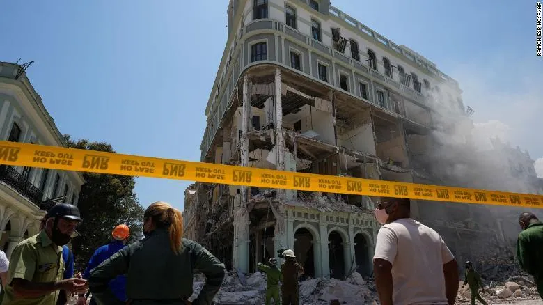 Khách sạn bị nổ. Ảnh: CNN